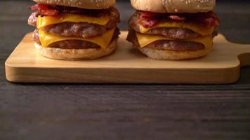 hambúrguer duplo de porco com queijo e bacon video