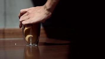 barista hälla mjölk i ett glas iskaffe video