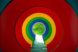 perspectiva de la pasarela colorida en las sombras del arco iris. túnel colorido en el color del arco iris foto