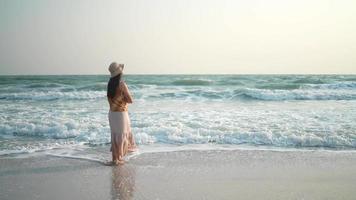 cámara lenta de una mujer sola en la playa