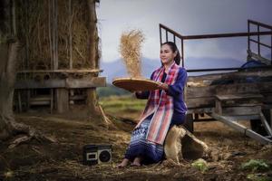 mujer tailandesa en el campo de arroz y la cabaña, concepto de actividad de estilo de vida del agricultor foto