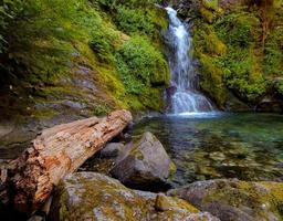 cascada en las cascadas - sullivan creek falls - rango de cascada - cerca de detroit, o foto