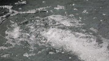 close up do jato de água no banho onsen do japão video