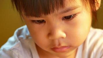 Primer plano de una niña leyendo video