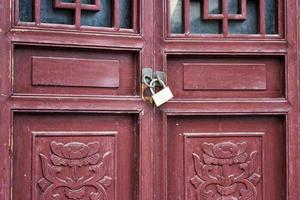 una puerta roja foto