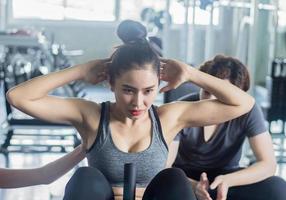 jóvenes parejas asiáticas están haciendo ejercicio en el gimnasio. concepto de ejercicio para la buena salud de la nueva generación. foto