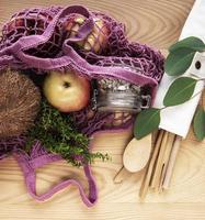 bolsa de malla con frutas foto