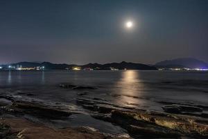 noche de luna en el mar foto