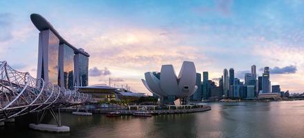 Escena crepuscular del horizonte del distrito de negocios de Singapur en Marina Bay.