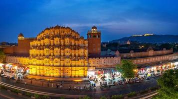 hawa mahal en la noche, jaipur, rajasthan, india. un patrimonio mundial de la unesco. hermoso elemento arquitectónico de ventana. foto