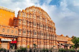 hawa mahal en un día soleado, jaipur, rajasthan, india. un patrimonio mundial de la unesco. hermoso elemento arquitectónico de ventana. foto
