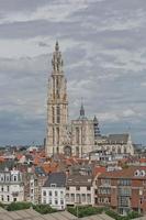 Paisaje urbano y una catedral de nuestra señora en Amberes, Bélgica foto