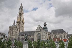 Paisaje urbano y una catedral de nuestra señora en Amberes, Bélgica foto