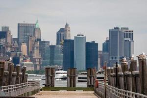 Gaviotas en el antiguo muelle del ferry en la isla de la libertad, cerca de la ciudad de Nueva York, EE.UU. - imagen foto