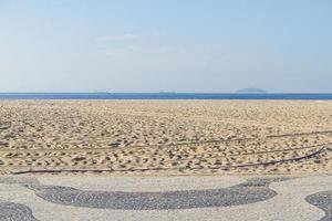 playa de copacabana vacía durante la segunda ola de coronavirus en río de janeiro. foto