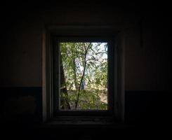 Vista desde una casa abandonada abandonada en Ucrania foto