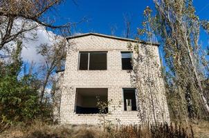 Antigua casa de pueblo abandonada en Ucrania