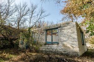 Antigua casa de pueblo abandonada en Ucrania