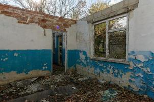 Ruinas de una antigua casa de pueblo abandonada en Ucrania foto