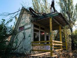 Antigua casa de pueblo de madera abandonada en Ucrania foto
