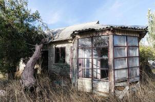 Antigua casa de pueblo de madera abandonada en Ucrania foto
