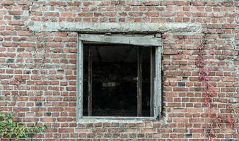 Antigua casa de pueblo abandonada en Ucrania foto