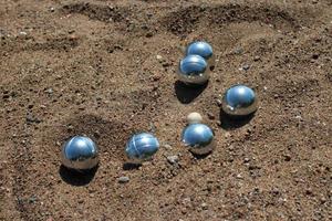 bolas de petanca en la arena foto