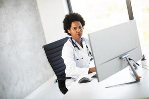 Doctor trabajando en una computadora en una oficina moderna foto