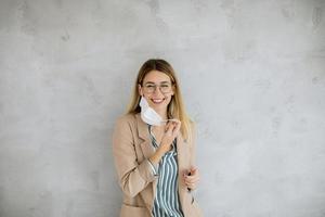 mujer feliz con mascara foto