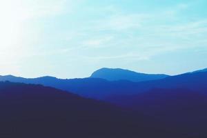 silueta de montañas azules abstractas foto
