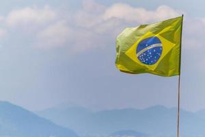 Bandera de Brasil al aire libre en una playa en Río de Janeiro.