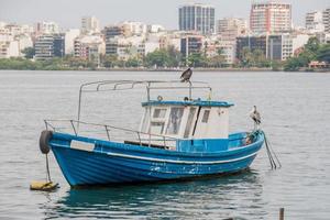 Barco de pesca sobre la laguna Rodrigo de Freitas en Río de Janeiro.