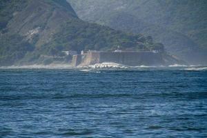 Ola rara conocida como losa de la bestia en la bahía de Guanabara en Río de Janeiro. foto