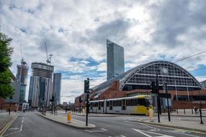 el complejo de convenciones central de Manchester en primer plano y una extensa construcción al fondo. Greater Manchester está experimentando un auge de la construcción de nuevos edificios comerciales. foto