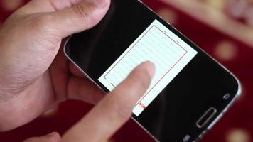 musulmano che legge il Corano mobile video
