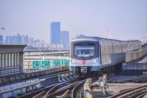 Shanghai, China 2021- Tren de la línea 16 del metro de Shanghai foto