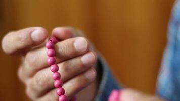 moslim bidden met rozenkrans