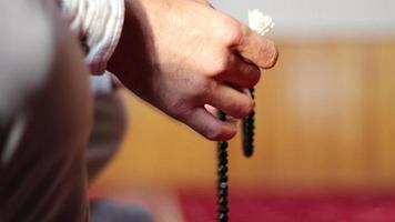 rosário muçulmano rezando