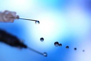 una jeringa con una gota en la aguja foto