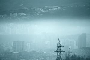 ciudad muy contaminada en monocromo azul foto