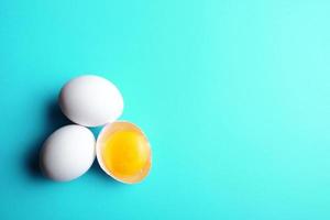 huevos blancos sobre fondo azul foto