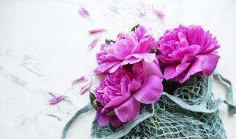 flores de peonía rosa en bolsa de hilo foto