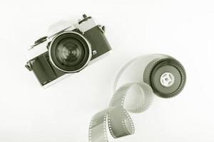 Cámara de película vintage con un rollo de película. foto