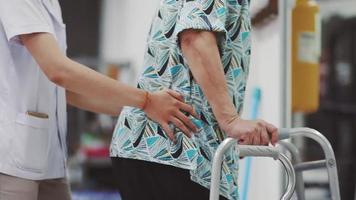 personne âgée avec marcheur en physiothérapie video