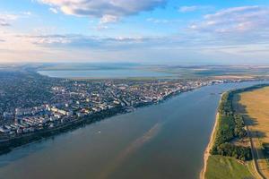 Vista aérea de la ciudad de Galati, Rumania con luz cálida al atardecer