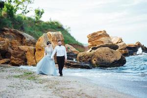 misma pareja con una novia con un vestido azul a pie foto