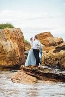 misma pareja con una novia con un vestido azul a pie foto