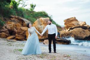 misma pareja con una novia con un vestido azul a pie foto