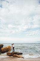 misma pareja con una novia con un vestido azul a pie foto