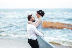 misma pareja con una novia con un vestido azul a pie foto